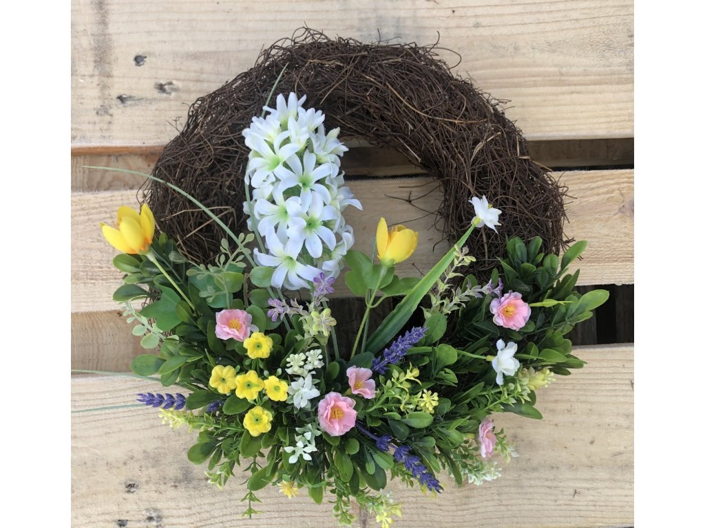 Jarní věnec na dveře z proutí